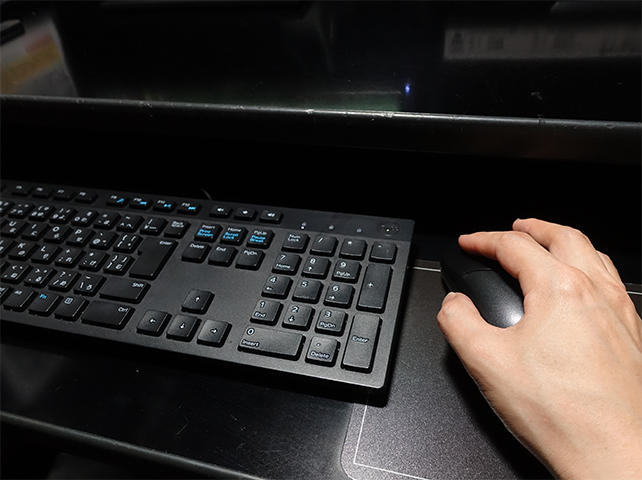 ネットカフェの個室ブースに