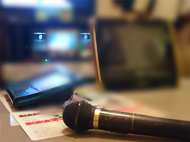 カラオケルームに