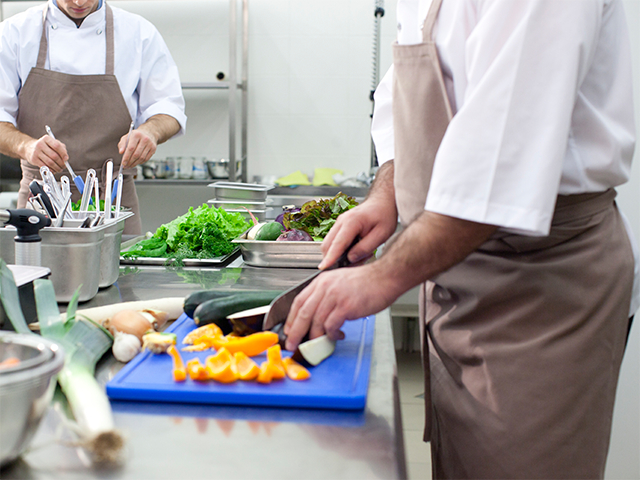 食品加工施設・飲食店などで